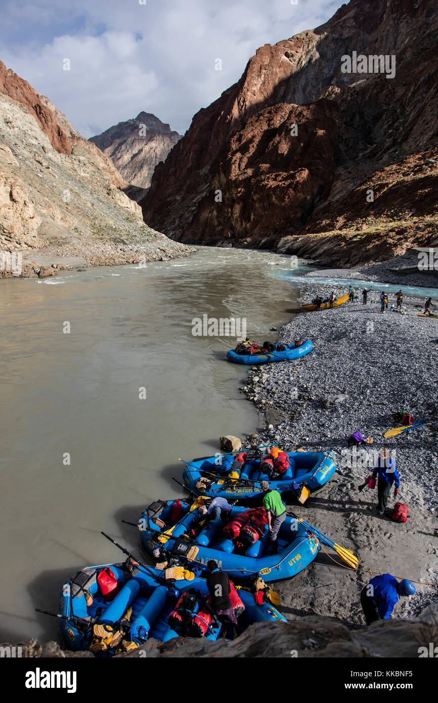 Zattere sulle rive del FIUME ZANSKAR - ZANSKAR, LADAKH, INDIA Foto Stock