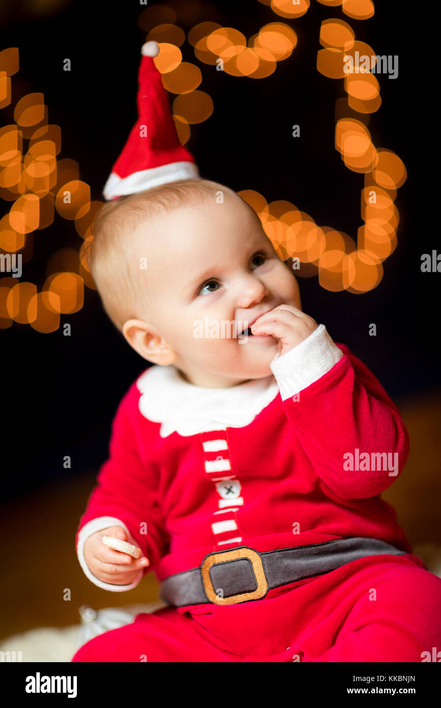 Carino happy baby toddler in abito di natale sorridente Foto Stock