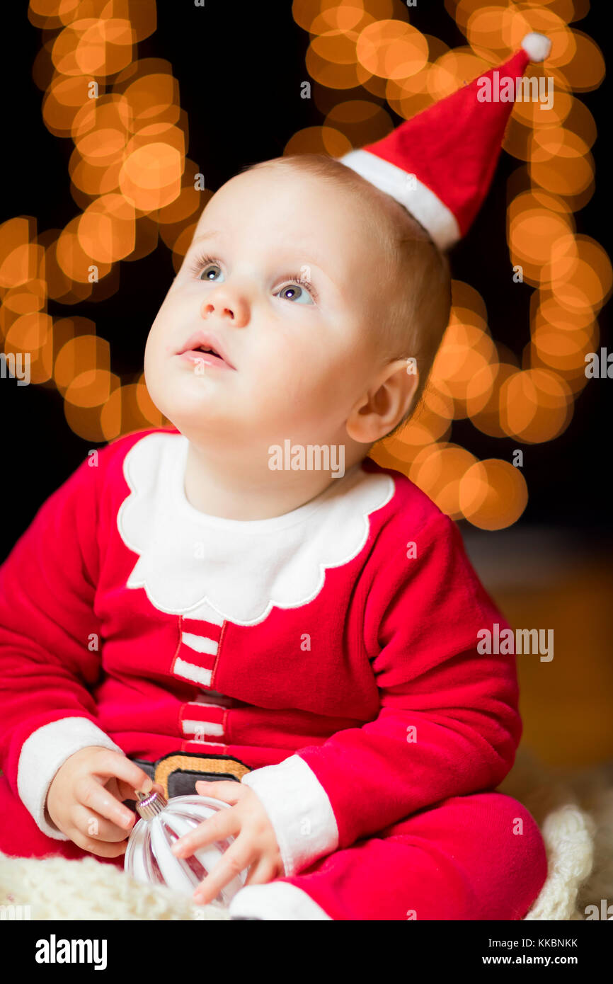 Carino happy baby toddler in abito di natale sorridente Foto Stock