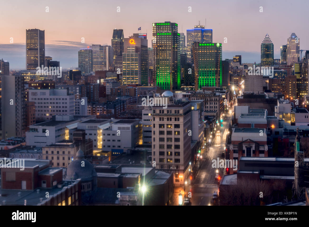 Montreal, Canada - 29 novembre 2017: montreal skyline notturno da Place Dupuis Foto Stock