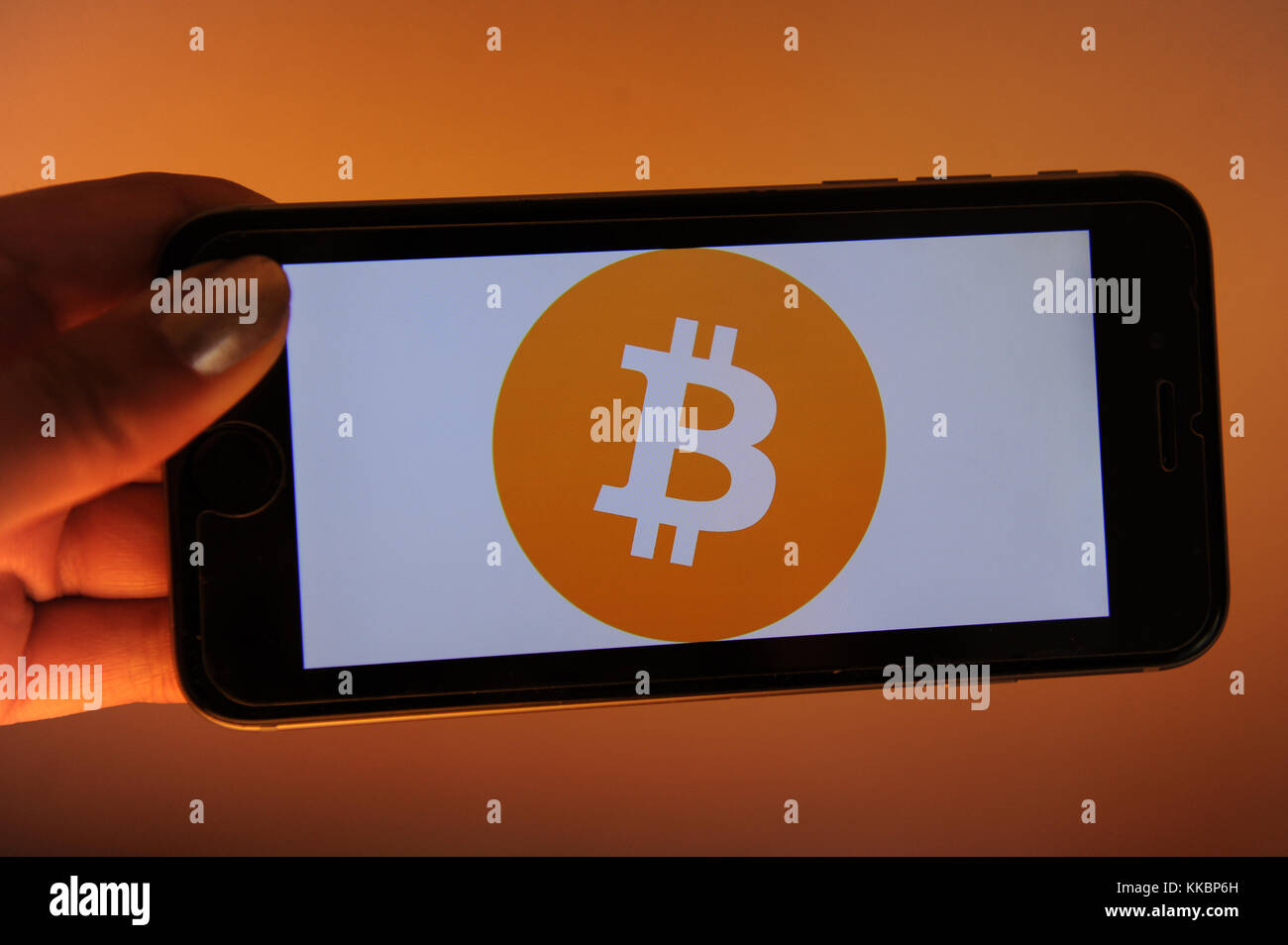 Il logo bitcoin è visto su una schermata Telefono, bitcoin è un cryptocurreny. Foto Stock