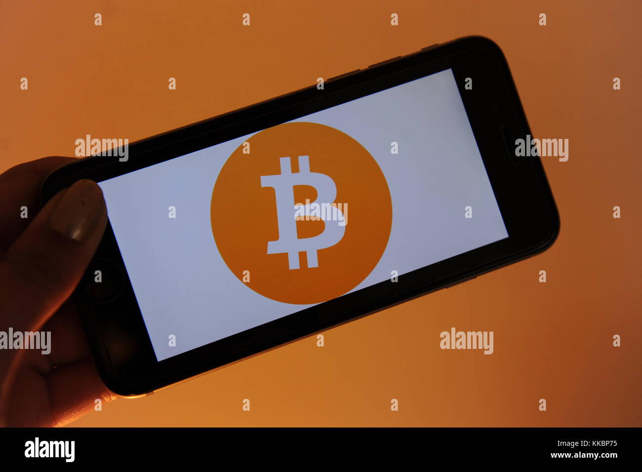 Il logo bitcoin è visto su una schermata Telefono, bitcoin è un cryptocurreny. Foto Stock