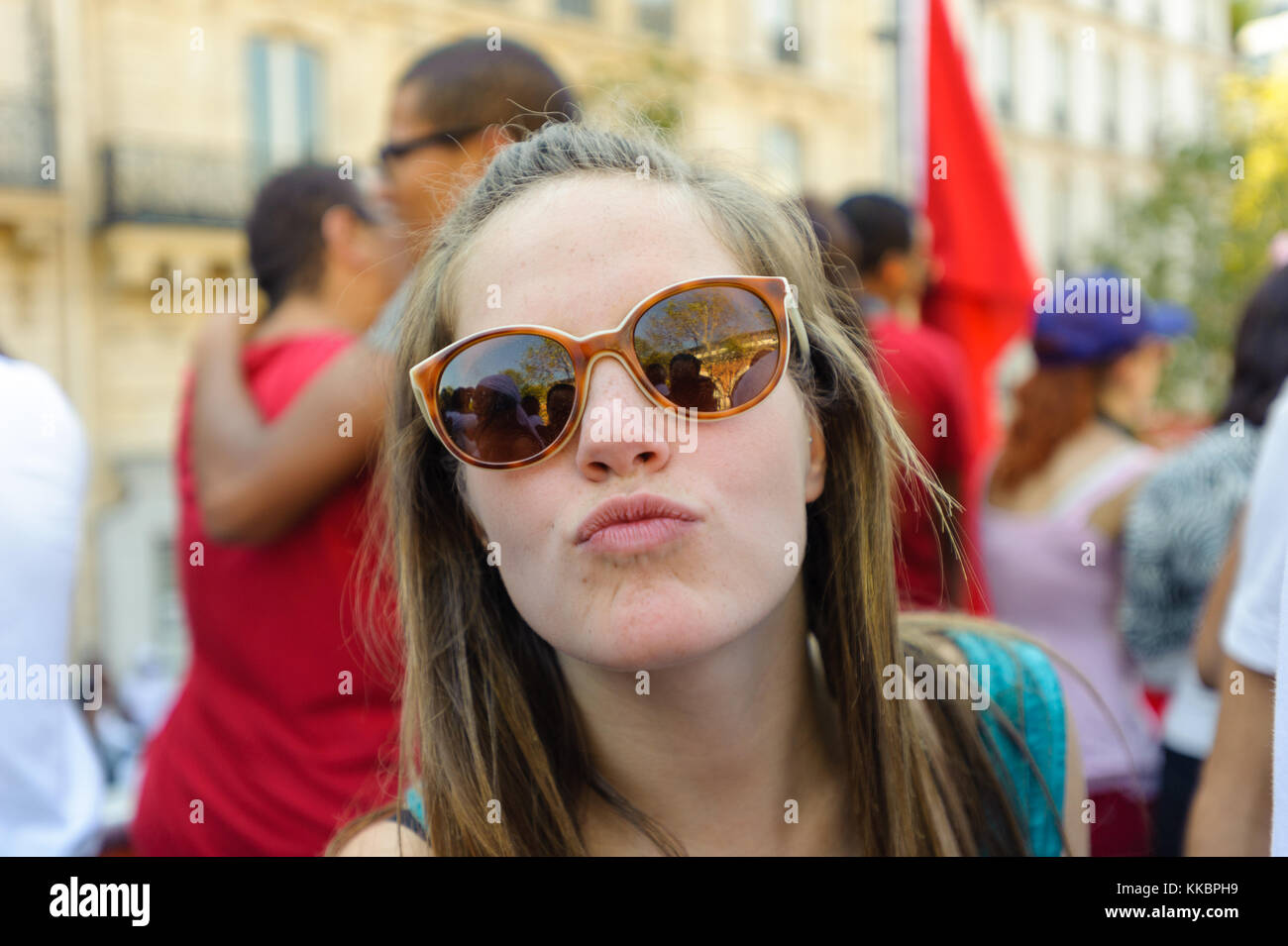 Bacio da una ragazza durante il techno parade parigi Foto Stock