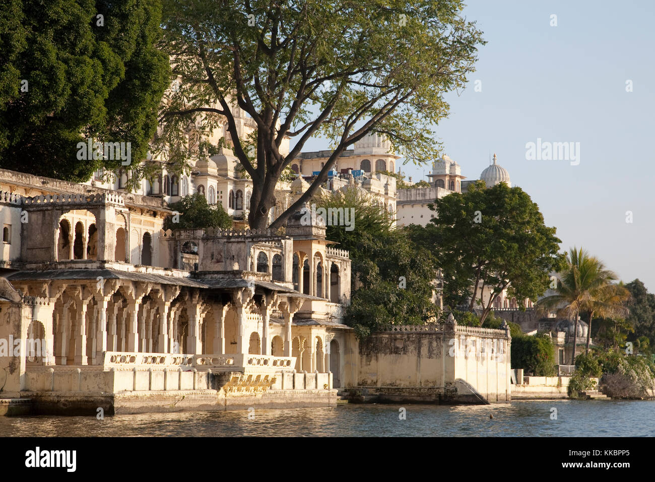 Dettagli architettonici del palazzo di città visto dal Lago Pichola, Udaipur, Rajasthan Foto Stock