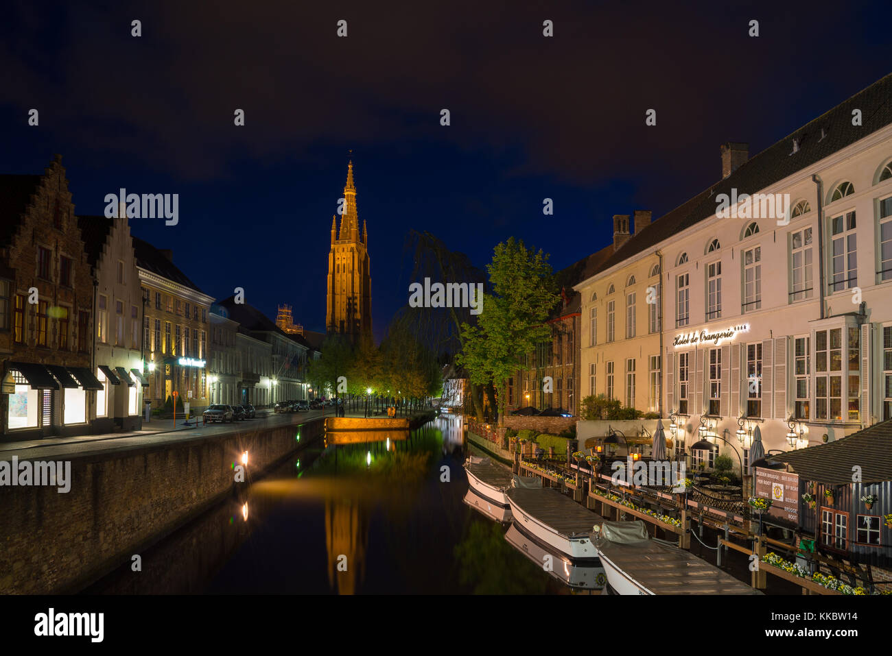 Bruges, Belgio - 17 Aprile 2017: Night Shot di storici edifici medievali lungo i canali di Bruges, Belgio Foto Stock