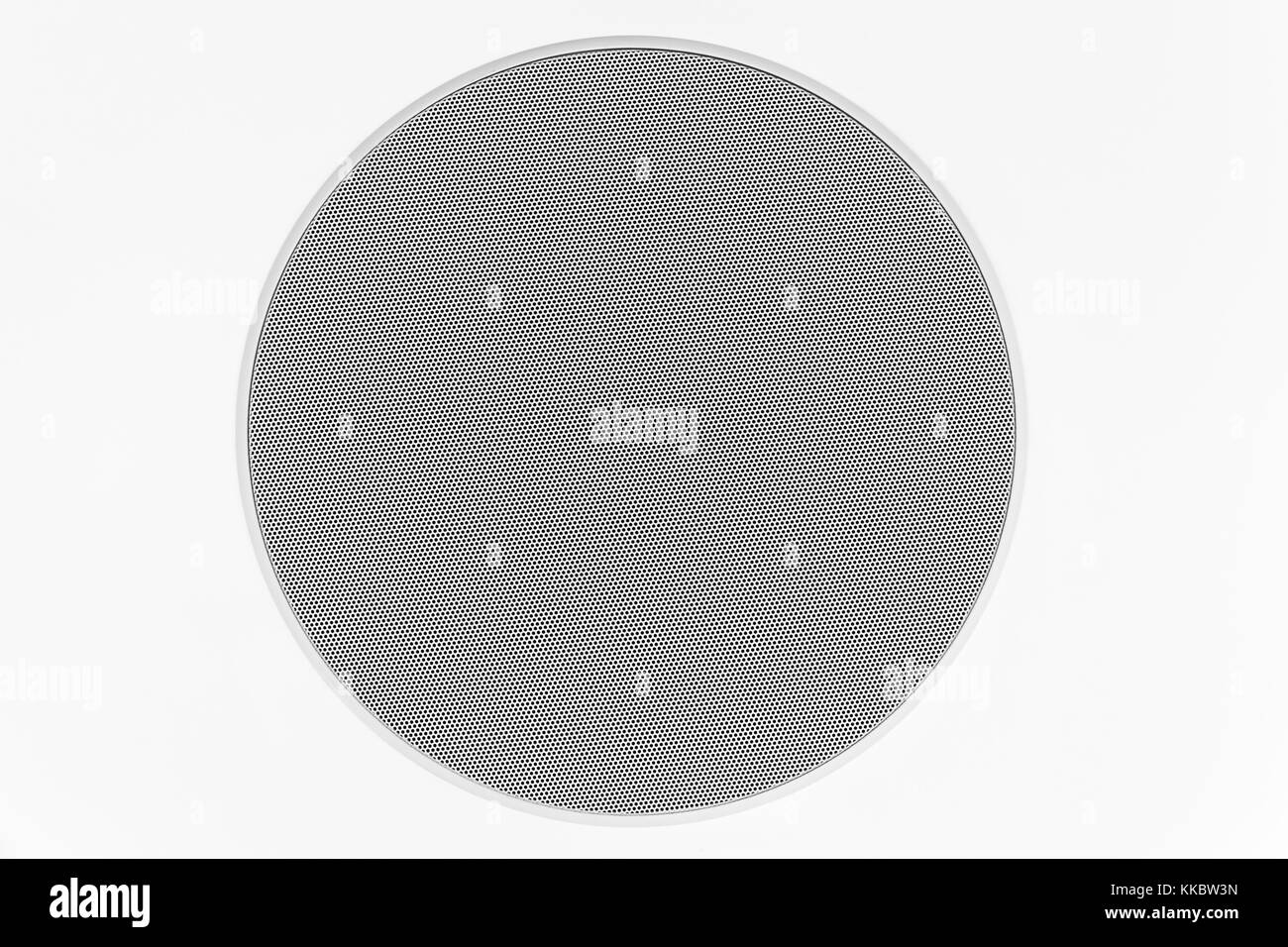 Moderno sistema audio attrezzature, round griglia altoparlante montato nella parete bianca. foto di sfondo texture Foto Stock