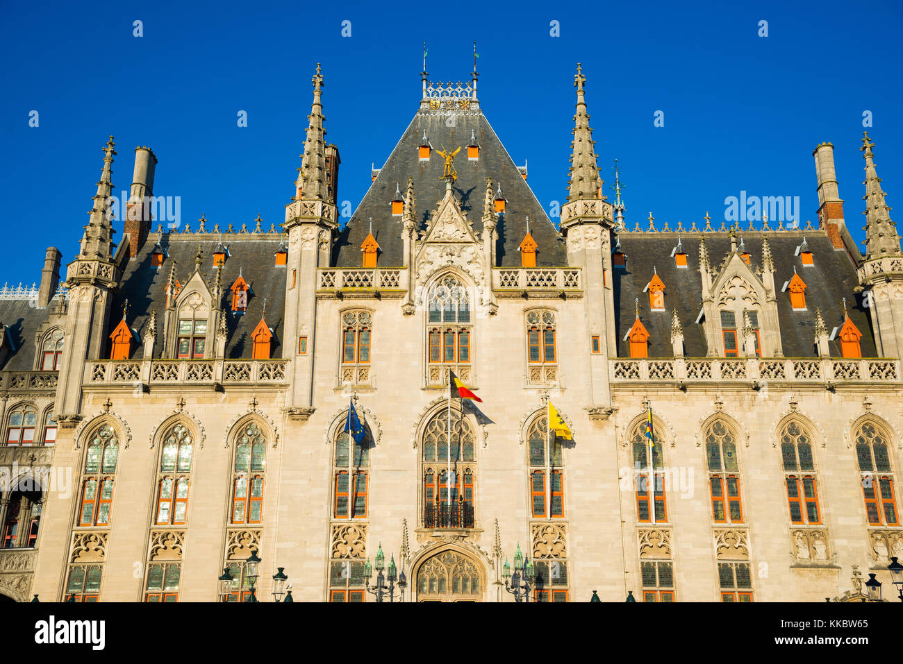Edificio Neogothical della provincia corte - Provinciaal Hof, sulla piazza del mercato di Bruges, Belgio Foto Stock