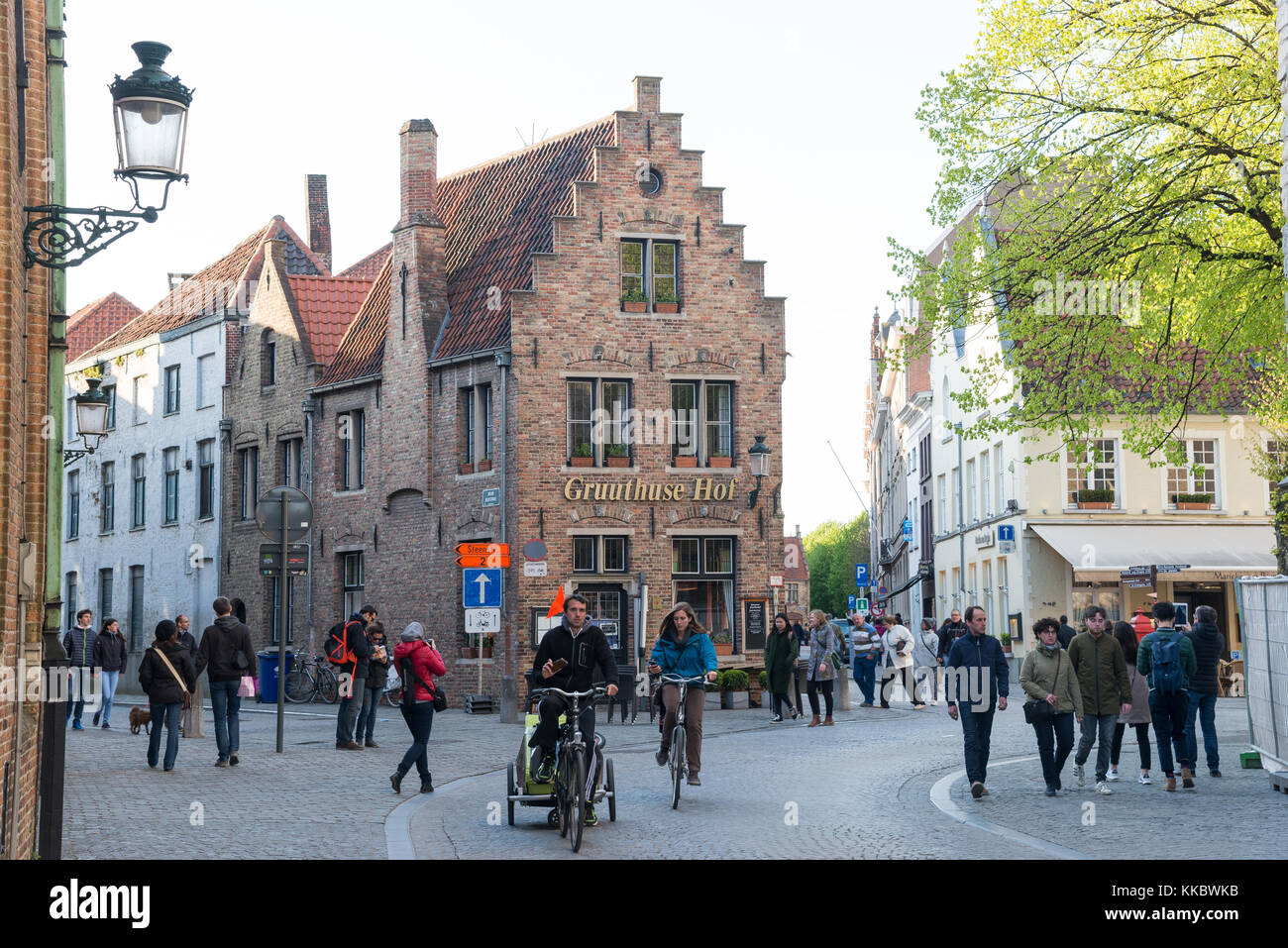 Bruges, Belgio - 15 Aprile 2017: vista sulla strada del centro storico di Bruges, Belgio Foto Stock