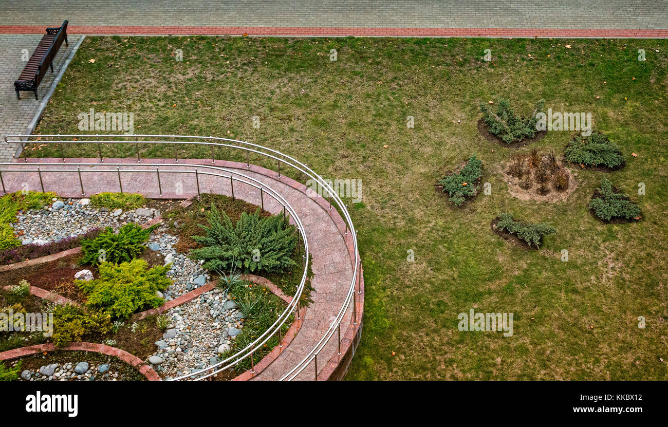 Landscape design: il bellissimo design del sito nei pressi dell'edificio. La vista dall'alto. Foto Stock