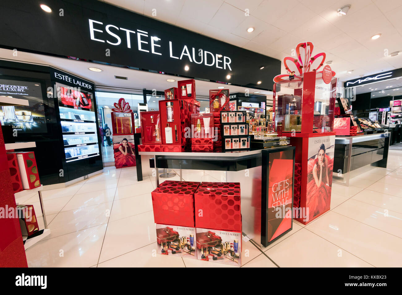 Estee Lauder contatore in un negozio, UK. Foto Stock