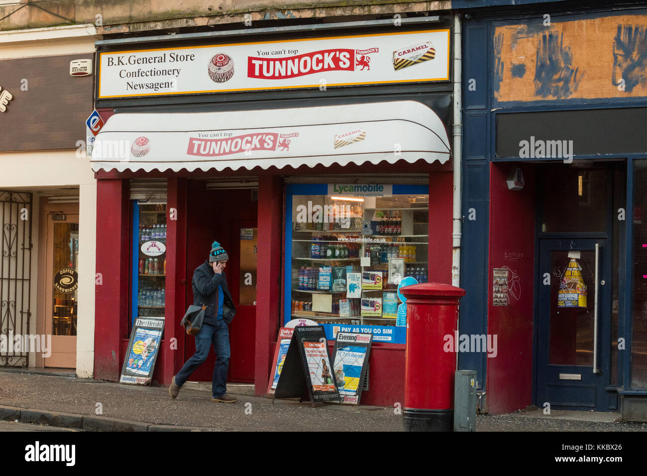 Corner Shop General Store giornalai su Great Western Road, Glasgow, Scotland, Regno Unito Foto Stock