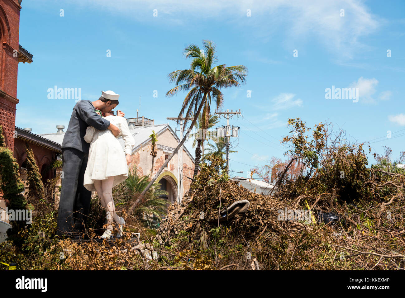I detriti circonda la II guerra mondiale kissing sailor statua dopo il passaggio dell uragano irma settembre 15, 2017 a key west, Florida. (Foto di Christopher m. imbardata attraverso planetpix) Foto Stock