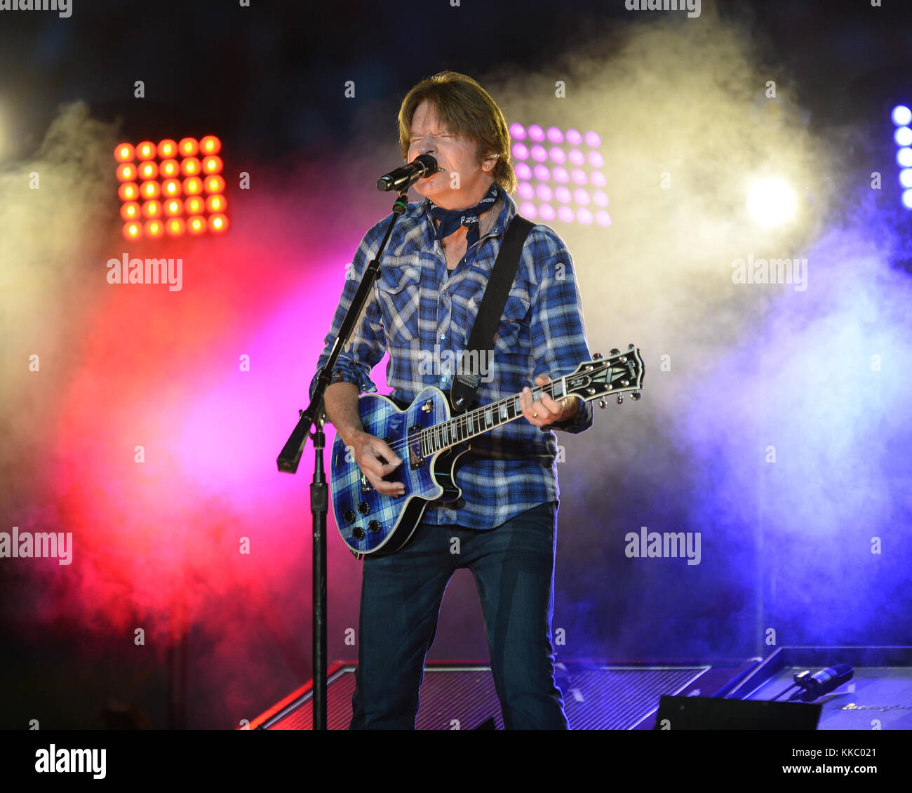 MIAMI GARDENS, FL - 31 DICEMBRE: John Fogerty si esibisce durante lo spettacolo di mezza durata al Capital One Orange Bowl 2015 tra i Clemson Tigers e gli Oklahoma Sooners al Sun Life Stadium il 31 dicembre 2015 a Miami Gardens, Florida People: John Fogerty Foto Stock