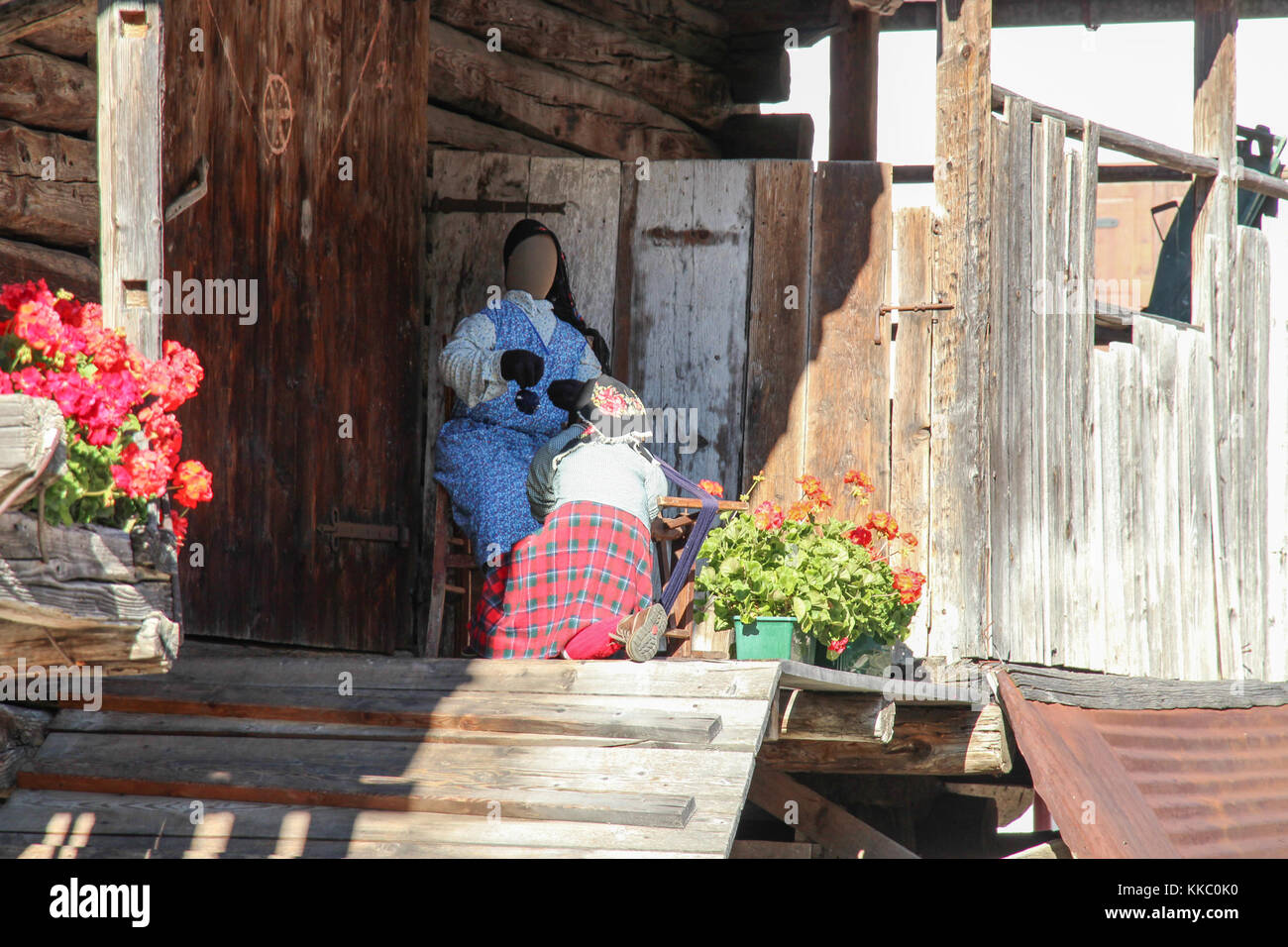 Italia, Rocca Pietore - agosto 26 2016: La vista delle bambole fittizie delle donne dell'artigianato su un portico il 26 2016 agosto, Veneto, Italia. Foto Stock