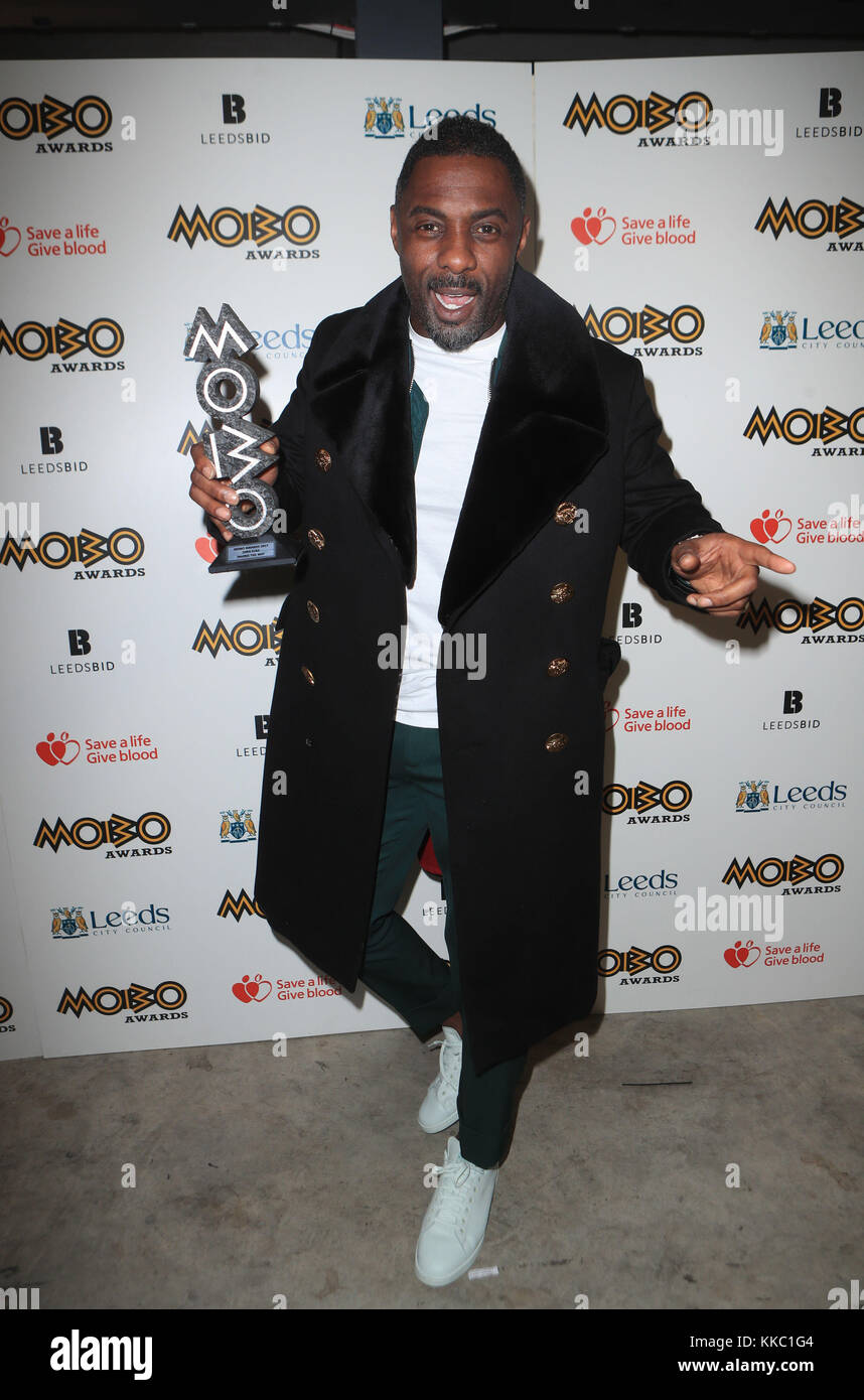 Idris Elba con la sua spianando la strada award al ventiduesimo Mobo Awards tenutosi a Leeds prima diretta Arena, argilla Pit Lane, Leeds. Foto Stock