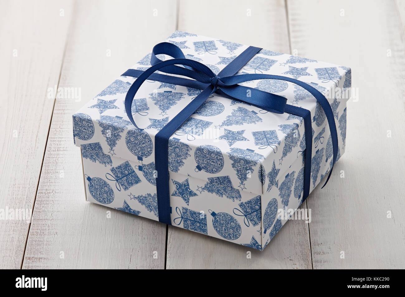 Blu e bianco Natale regalo o presente nella casella vicino fino Foto Stock