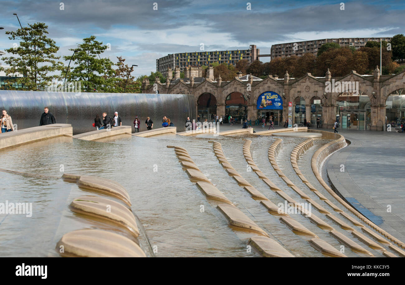 Cascata di acqua al di fuori della stazione di Sheffield in fascio quadrato con park hill station wagon in background - sheffield south yorkshire, Regno Unito - agosto 2013 Foto Stock