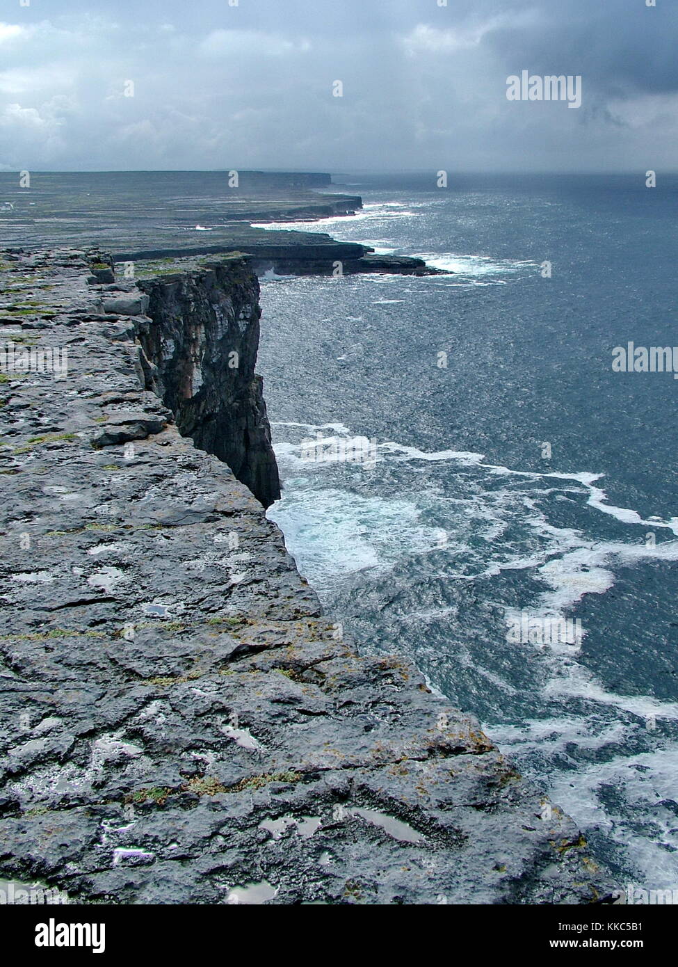 Scogliere oceaniche sull'isola di Inis Mor, Isole Aran, Irlanda Foto Stock