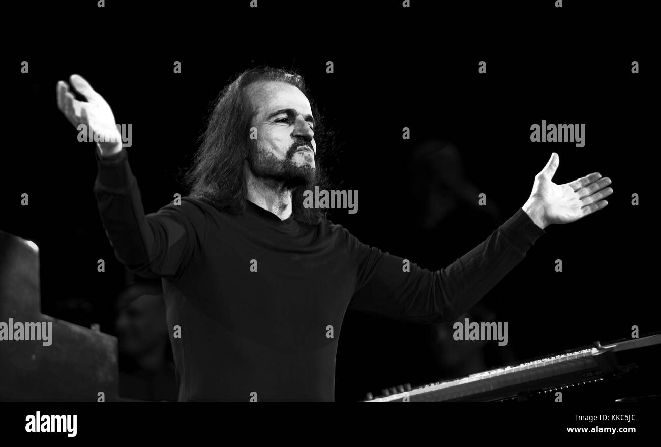 WEST PALM BEACH, FL - 06 FEBBRAIO: Yanni del gruppo Yanni si esibisce presso il perfetto Vodka Amphitheatre il 6 febbraio 2016 a West Palm Beach, Florida. Persone: Yanni Foto Stock