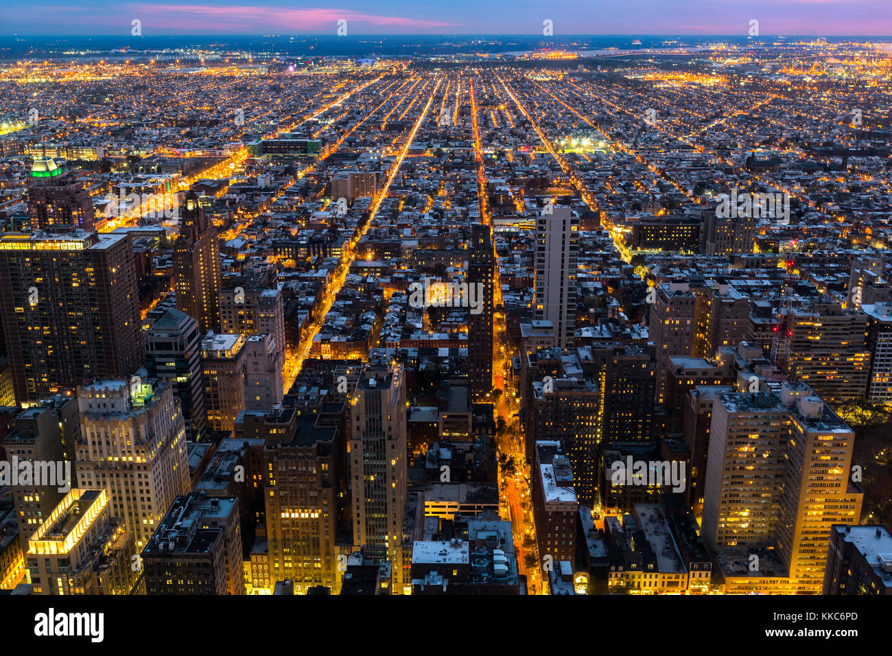 Vista aerea di Philadelphia con strade di città convergenti verso il bordo dell'area metropolitana Foto Stock