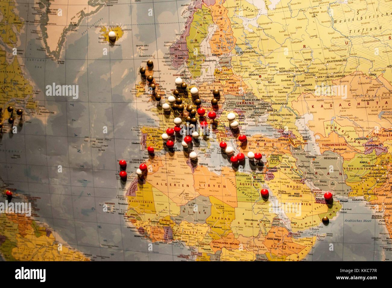 Immagine della mappa del mondo concetto di viaggio con molte puntine perni  in Europa e dintorni Foto stock - Alamy