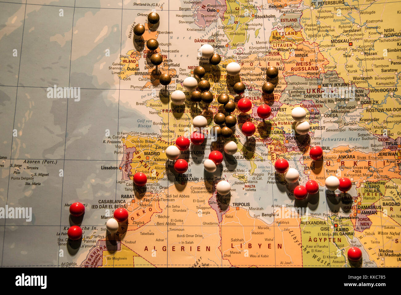 Immagine della mappa del mondo concetto di viaggio con molte puntine perni  in Europa e dintorni Foto stock - Alamy