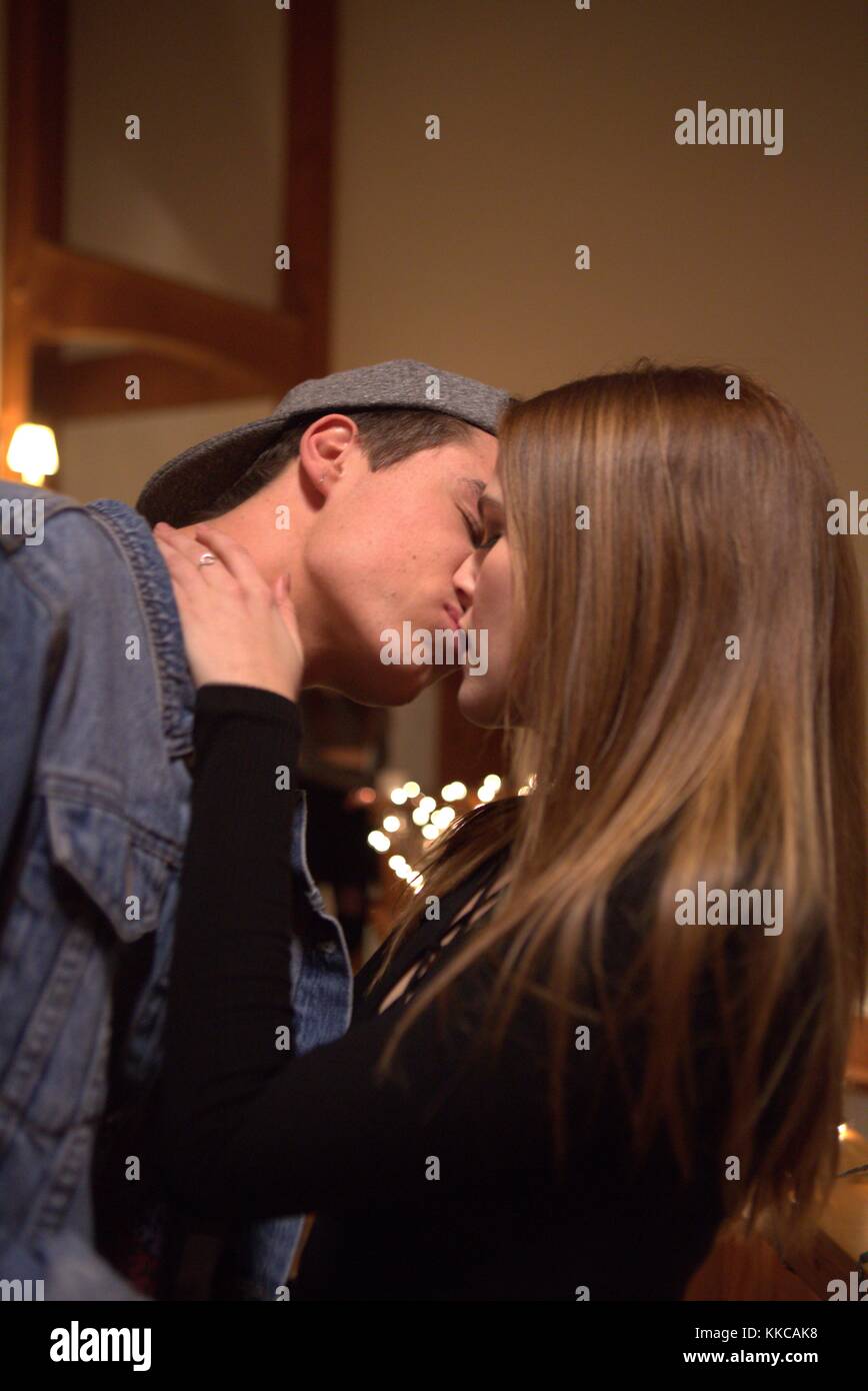 DATA di uscita: 3 marzo 2017 TITOLO: Prima Della Caduta CASA DI PRODUZIONE: Universal Pictures DIRECTOR: Ry Russo-Young TRAMA: 12 febbraio è solo un altro giorno nella vita incantata di Sam, fino a quando non risulta essere la sua ultima. Incastrato nell'ultimo giorno, Sam sfida il mistero intorno alla sua morte e scopre tutto ciò che sta perdendo. Starring: Zoey DEUTCH come Samantha Kingston. (Immagine Di Credito: © Universal Pictures/Entertainment Pictures) Foto Stock