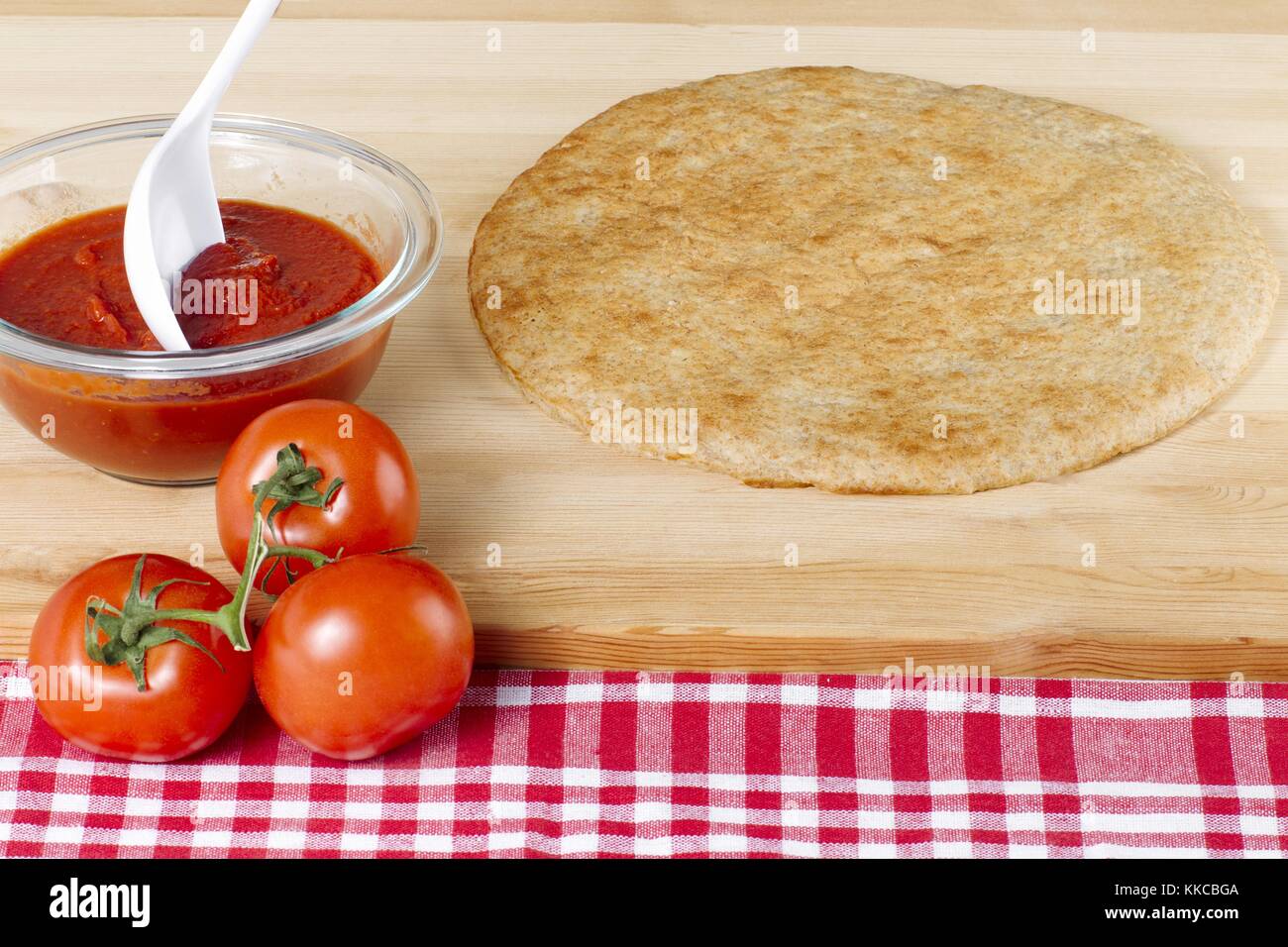 Salsa di pomodoro con impasto per pizza Foto Stock