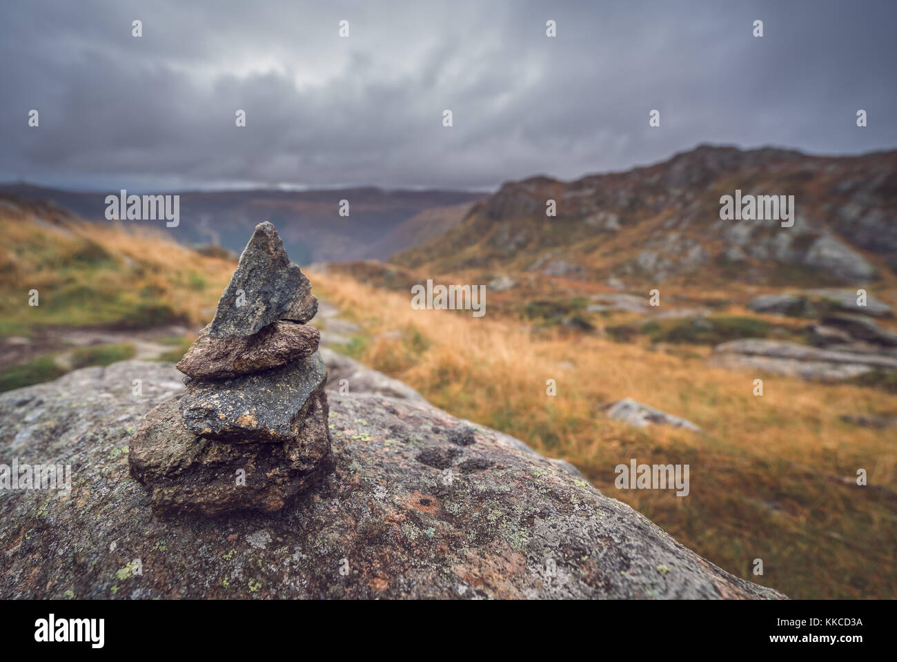 Equilibrato Zen piccolo mucchio di pietre impilate su un percorso a piedi partendo sulla sommità del monte Ulriken a Bergen, Norvegia Foto Stock