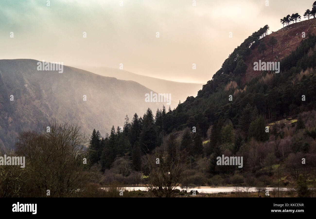 Parte della contea di Wicklow strada attraverso le montagne di glendalough valle inferiore, Co. Wicklow, Irlanda Foto Stock