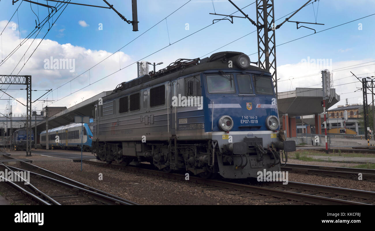 Classe PKP EP07 polacco locomotiva elettrica numero 1019 a Cracovia Glowney stazione ferroviaria, Cracovia, in Polonia, in Europa. Foto Stock