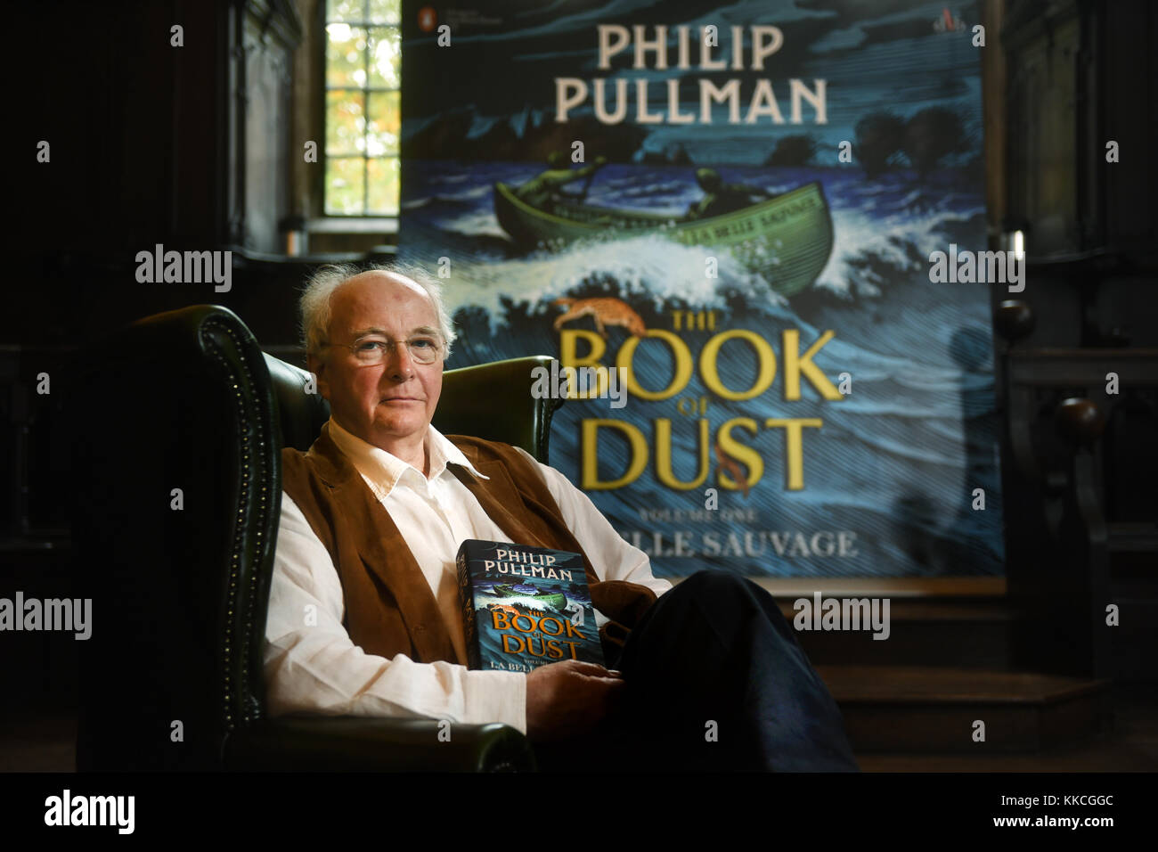 Philip Pullman nuovo libro . Philip Pullman lancia La Belle Sauvage, vol uno del libro di polvere alla convocazione Assemblea in biblioteca Bodleian Library di Oxford. Foto Stock
