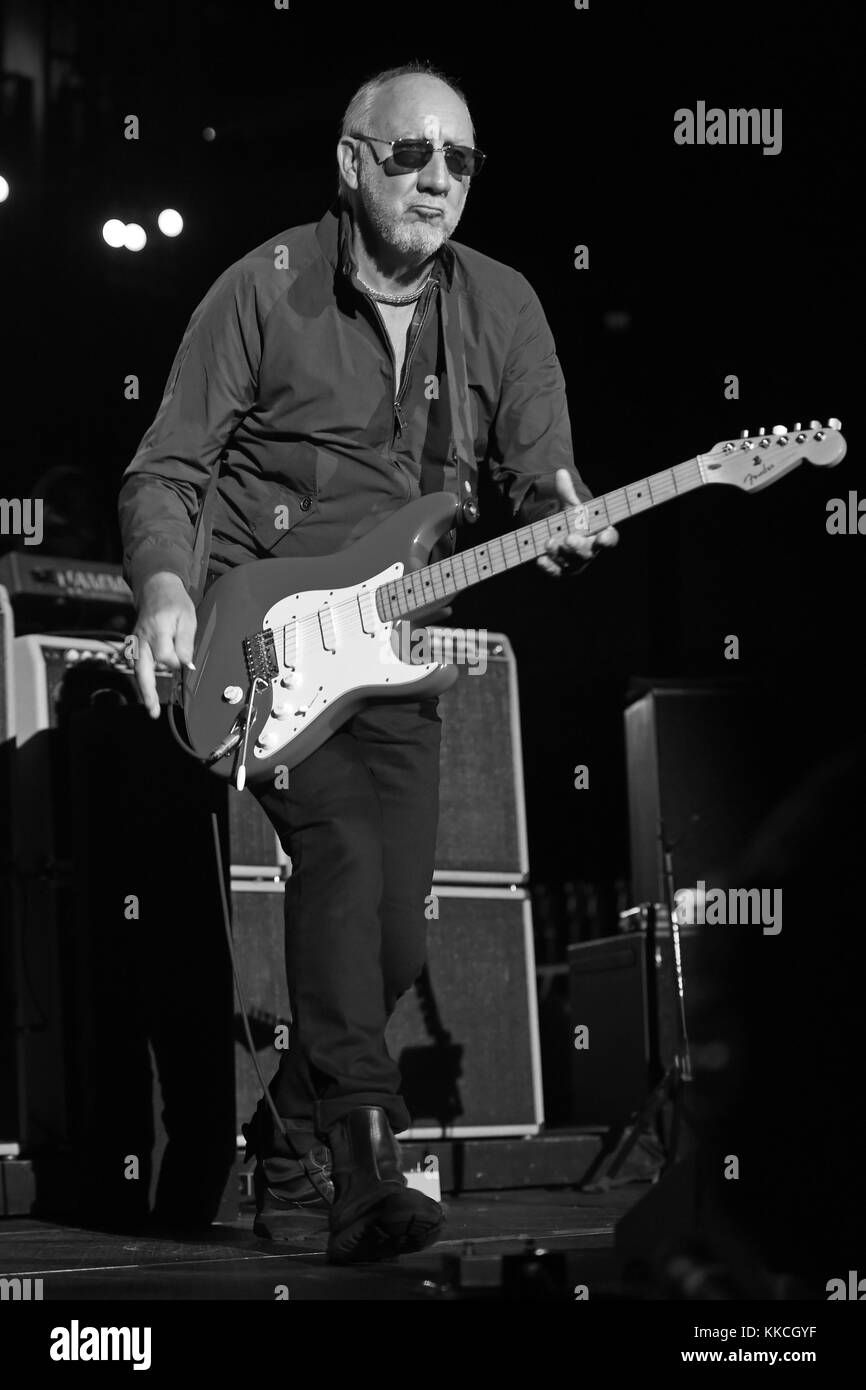 JACKSONVILLE, FL - APRILE 19: Pete Townshend of the Who si esibisce alla Jacksonville Veterans Memorial Arena il 19 2015 Aprile a Jacksonville, Florida persone: Pete Townshend Transmission Ref: MNC5 must call if interested Michael Storms Media Group Inc. 305-632-3400 - Cell 305-513-5783 - Fax MikeStorm@aol.com Foto Stock