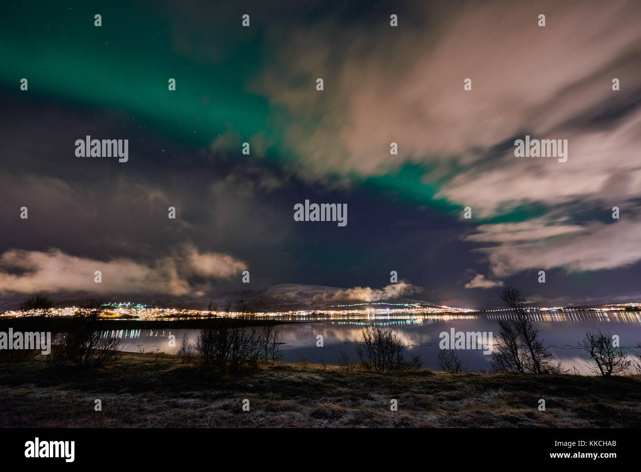 Aurora Boreale o luci del nord oltre il paesaggio invernale di Tromso, Troms, Norvegia, Europa Foto Stock