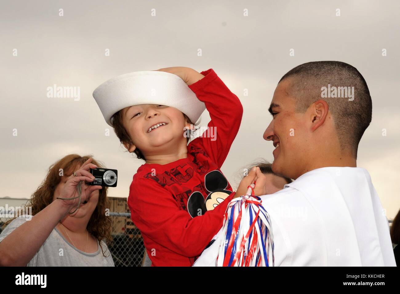 Tecnico elettronico di terza classe casey perez tiene il suo Figlio come egli gioca con la sua copertura durante le visite-missile destroyer uss halsey ddg 97 homecoming celebrazione presso la base navale di san diego san diego. Immagine cortesia la comunicazione di massa specialista in seconda classe rosalie garcia/us navy. 2012. Foto Stock