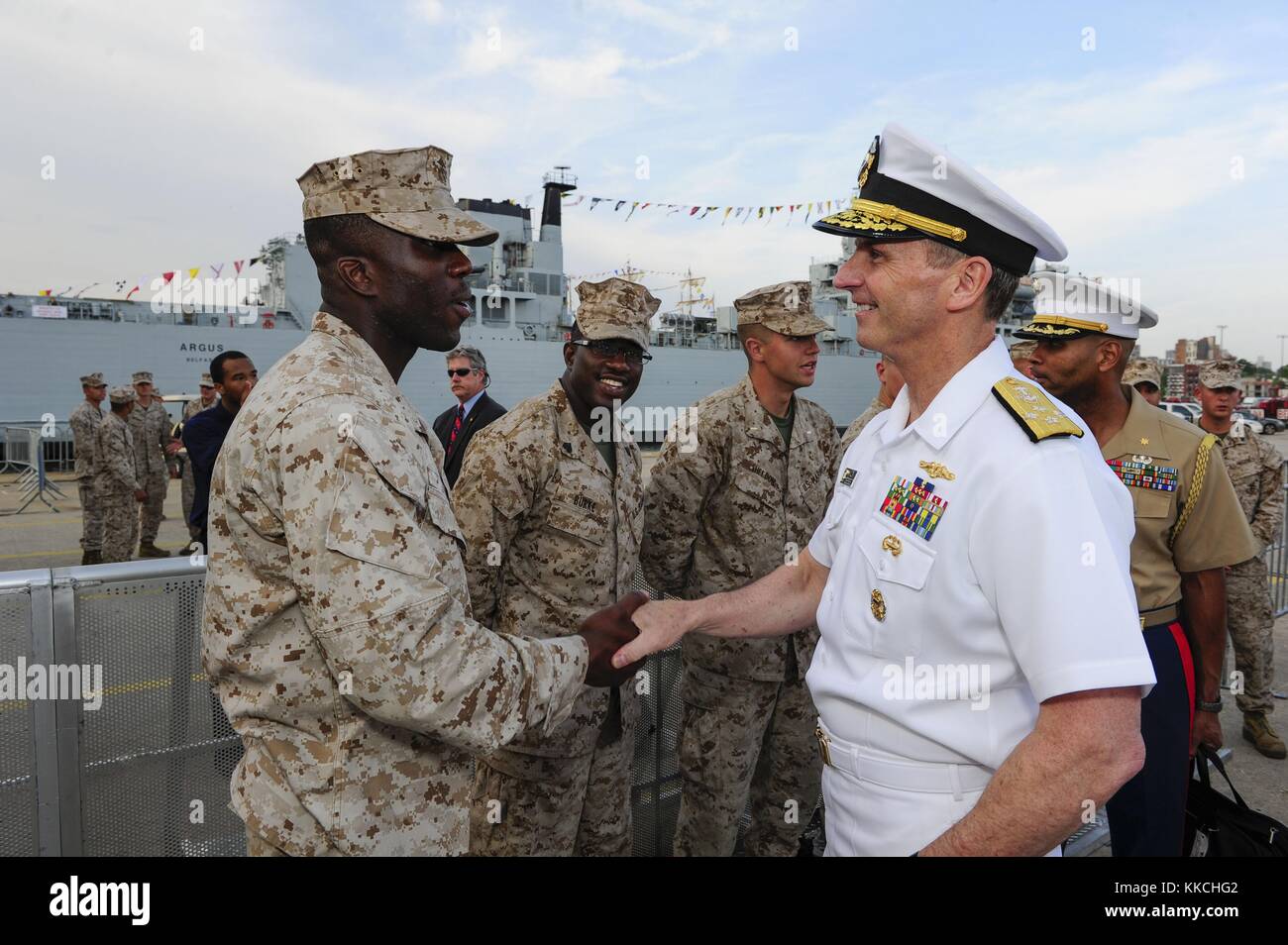 Il capo delle operazioni navali CNO ammiraglio Jonathan Greenert stringe la mano e incontra i Marines all'uso New York City Fleet Week, New York. Immagine gentilmente concessa dallo specialista di comunicazione di massa di 1a classe Peter D. Lawlor/US Navy. 2012. Foto Stock