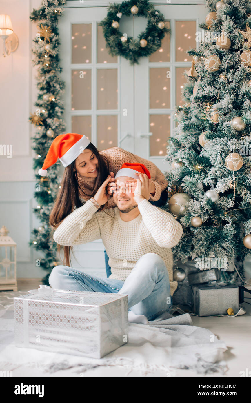 Regali Di Natale Coppia.Coppia Romantica Lo Scambio Di Regali Di Natale A Casa Foto Stock Alamy