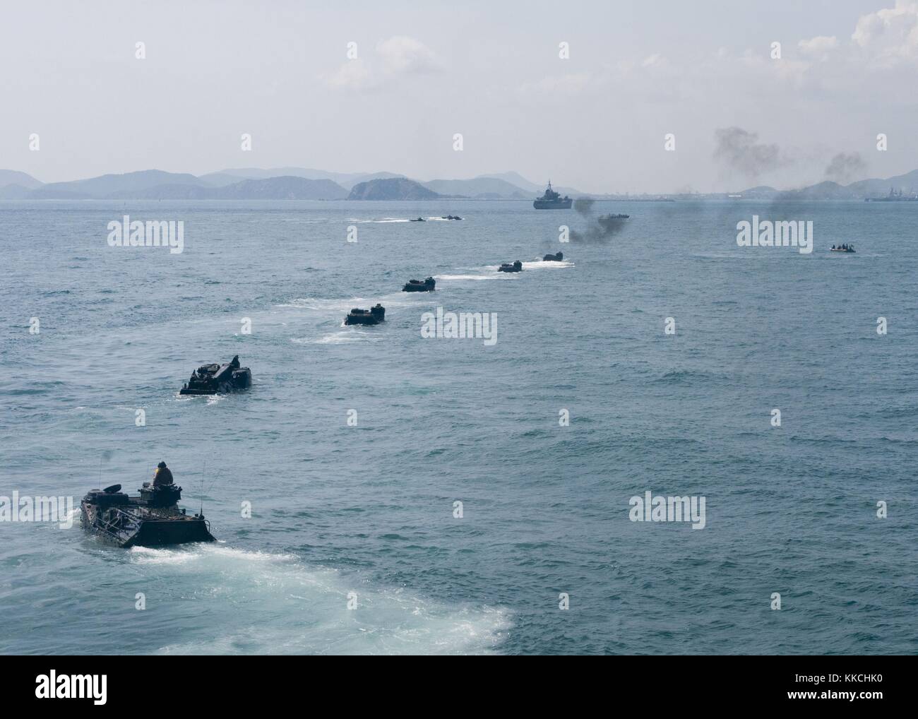 I marines assegnati al 4th Marine Regiment guidano i loro veicoli d'assalto anfibi dalla nave da sbarco anfibia USS Germantown LSD 42 durante una prova per un atterraggio congiunto sulla spiaggia della Marina americana e della Royal Thai, nell'Oceano Pacifico. Immagine gentilmente concessa dal tenente Jason M. Tross/US Navy. 2012. Foto Stock