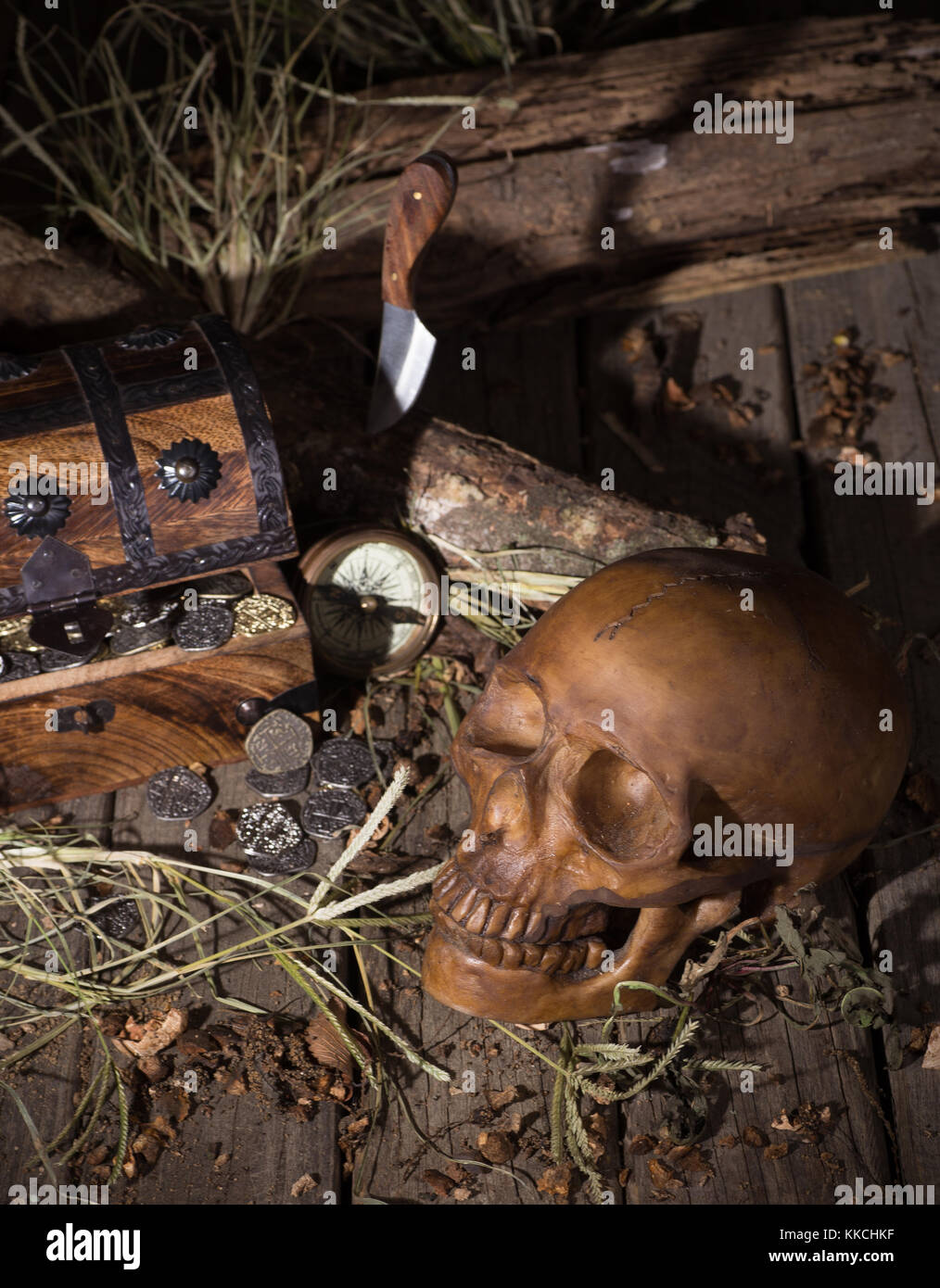 Cranio umano e Treasure Chest su weathered superficie di legno Foto Stock