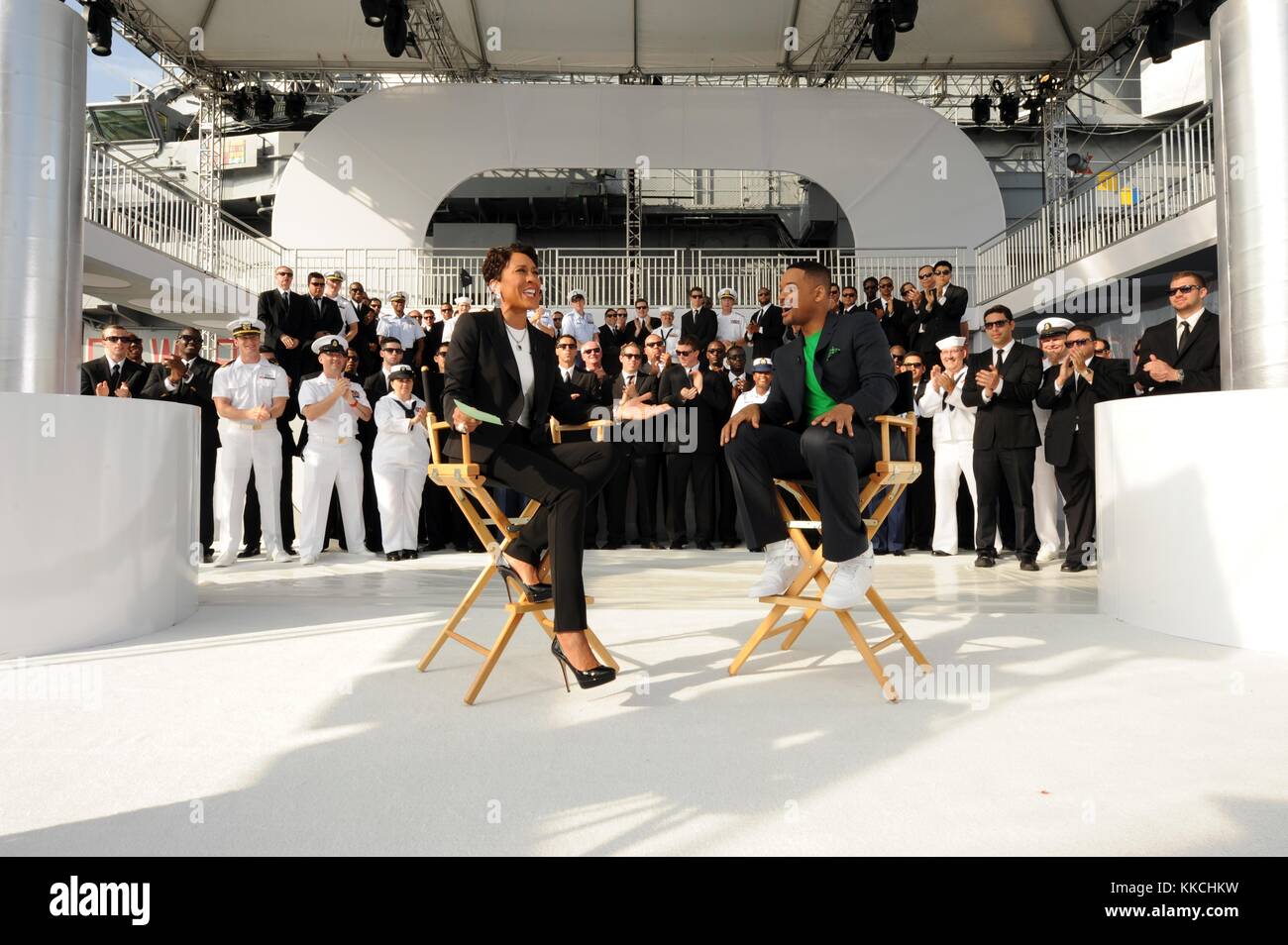 Il presentatore del notiziario Good Morning America Robin Roberts intervista l'attore Will Smith a bordo del museo Intrepid Sea, Air and Space durante la Fleet Week di New York 2012, New York. Per gentile concessione di Mass Communication Specialist 3rd Class Deven King/US Navy. 2012. Foto Stock