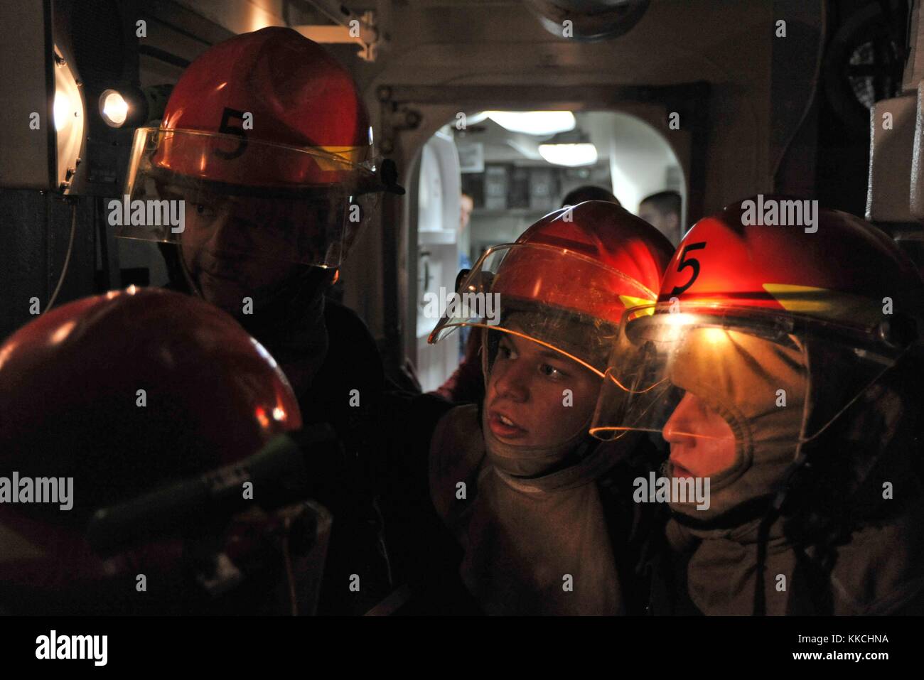 I marinai assegnati al cacciatorpediniere missilistico guidato classe Arleigh Burke USS McCampbell DDG 85 valutano i danni simulati durante un'esercitazione di controllo dei danni, nel Mare della Cina orientale. Per gentile concessione di Seaman Declan Barnes/US Navy, specialista della comunicazione di massa. 2012. Foto Stock