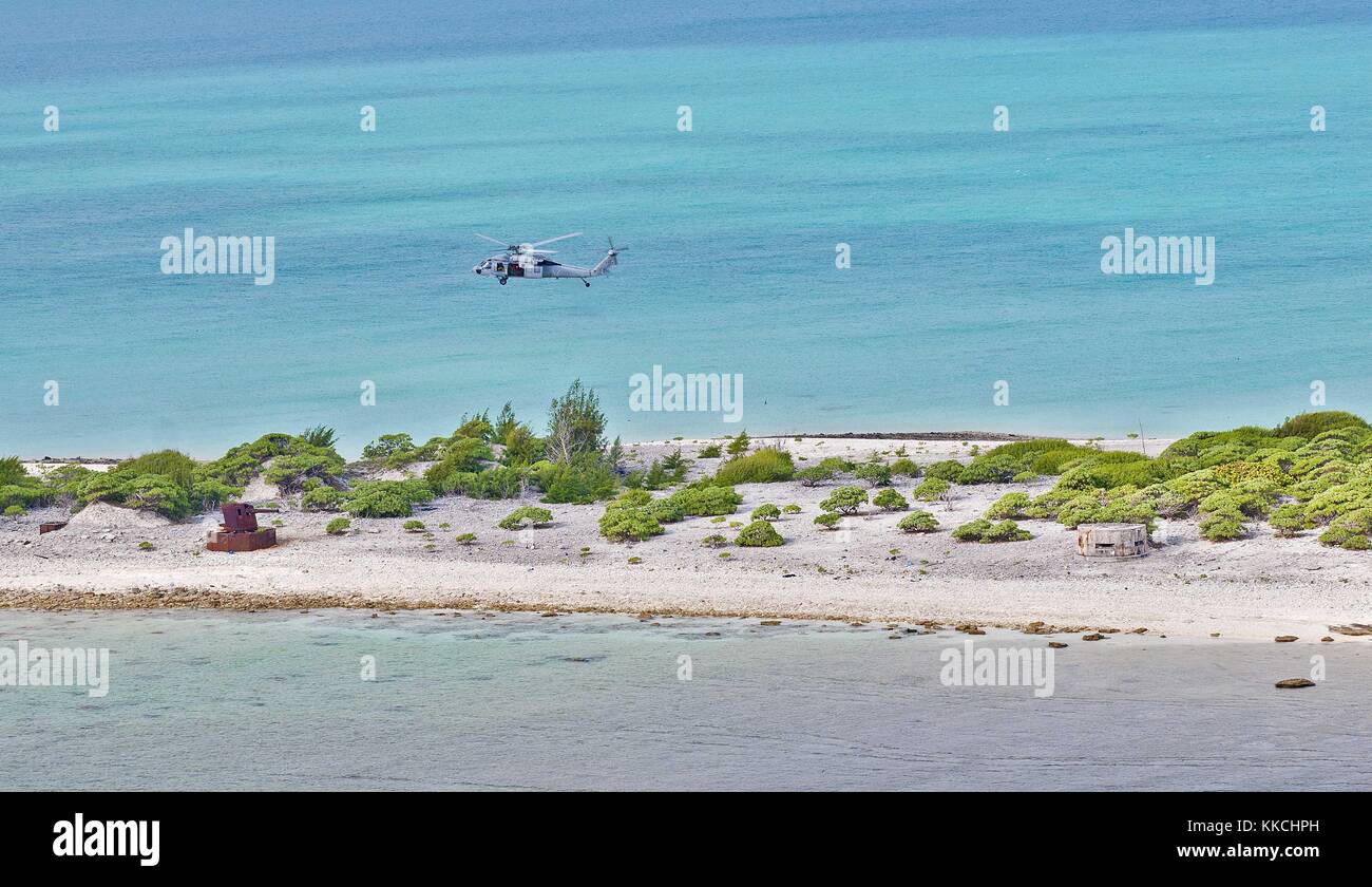 Un MH-60s sea hawk elicottero assegnato al blackjack di elicottero di mare squadrone di combattimento hsc 21 vola sopra isola wake durante la pratica delle operazioni di volo, isola Wake. Immagine cortesia la comunicazione di massa specialista di terza classe michael feddersen/us navy. 2012. Foto Stock