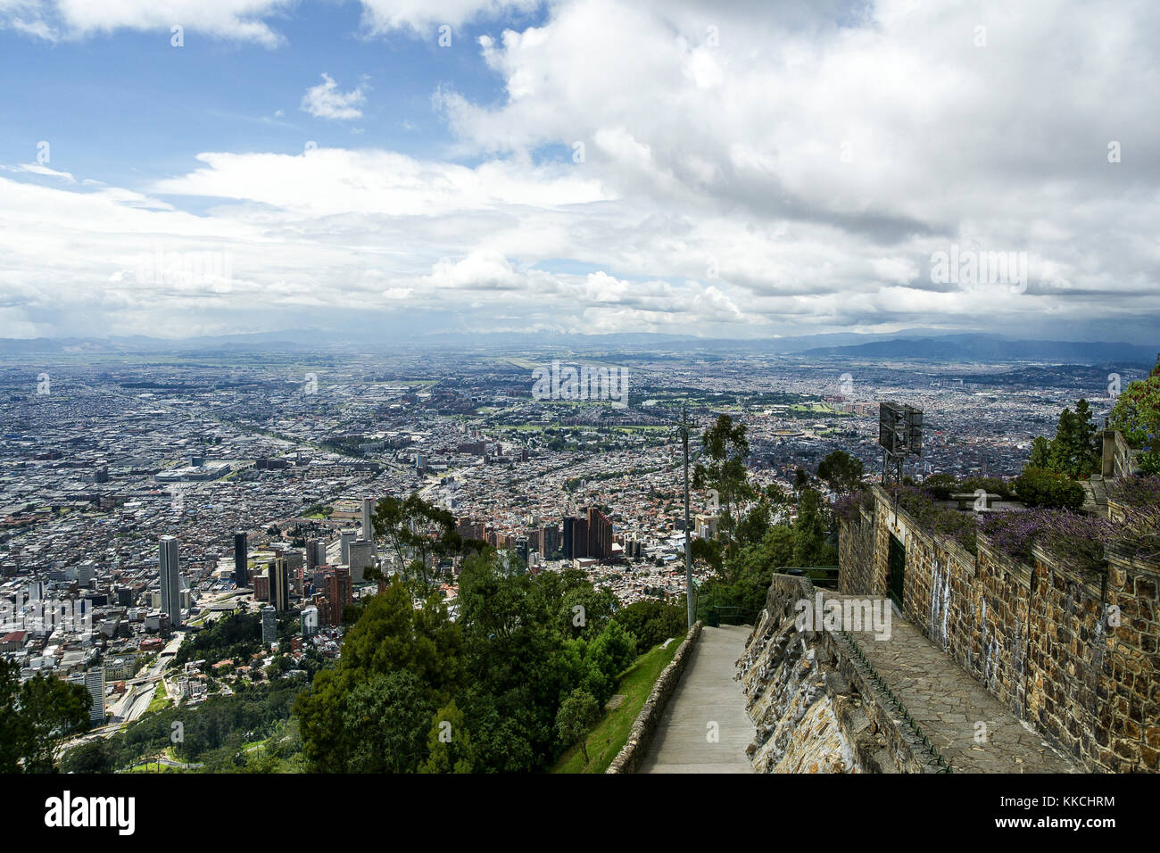 Vista della città dalla collina di Monserrate in Bogota Foto Stock