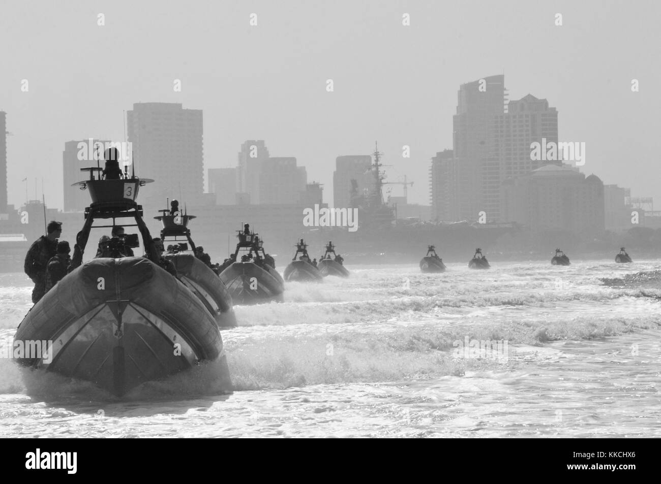 Le barche gonfiabili a scafo rigido trasportano il team Special Boat SBT 12 marinai e ospiti attraverso la baia di San Diego per un cambio di comando in mare, San Diego, California, 2012. Per gentile concessione di Mass Communication Specialist Seaman Geneva G. Brier/US Navy. Foto Stock