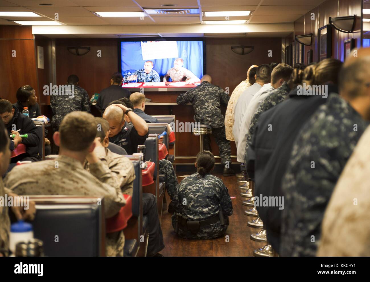 Marinai e marine giocano a bingo nel Carlson Cafe a bordo della nave d'assalto anfibia multiuso USS Makin Island LHD 8, Oceano Pacifico, 2012. Per gentile concessione di Mass Communication Specialist 2nd Class Dominique Pineiro/US Navy. Foto Stock