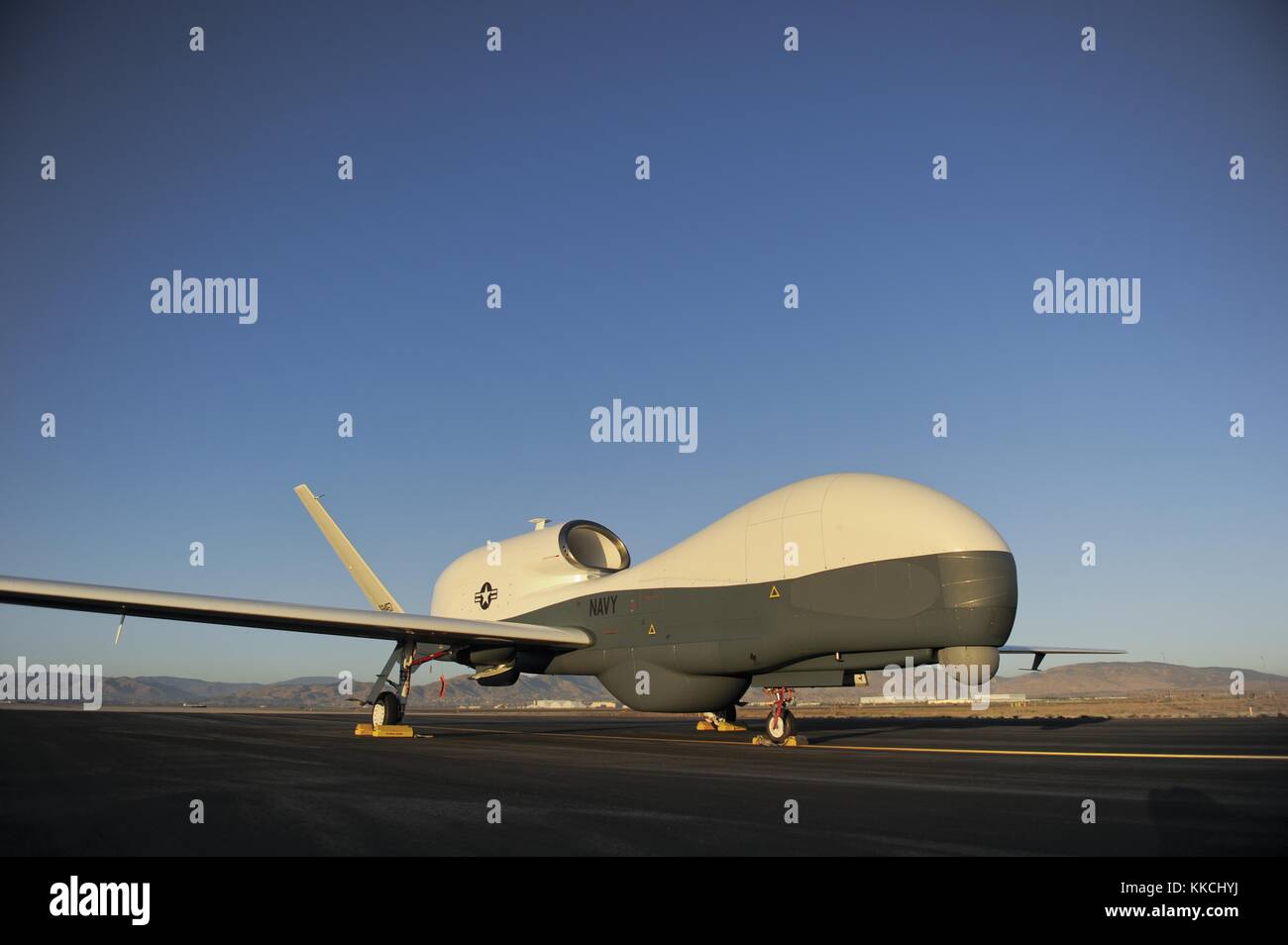 In questo file non datata foto, un rq-4 global hawk drone siede su un volo di linea, Washington, 2012. Immagine cortesia u.s. navy foto/us navy. Foto Stock