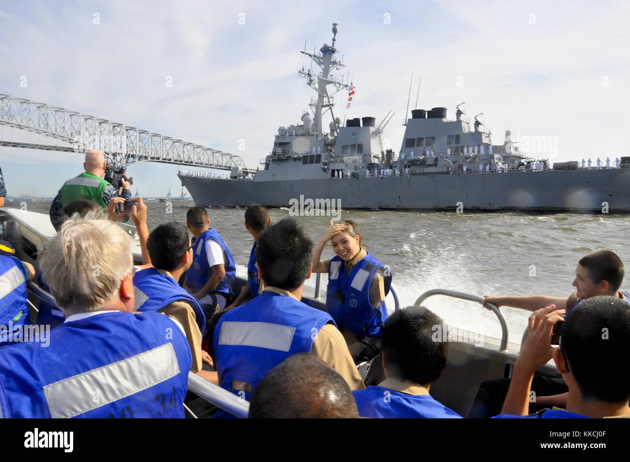 I cadetti della Marina di Gaithersburg, Maryland, godono di una vista in prima fila del cacciatorpediniere missilistico guidato USS Donald Cook DDG 75 mentre si avvicina al Francis Scott Key Bridge durante il suo arrivo al porto di Baltimora per partecipare alla Baltimore Navy Week 2012, Baltimora, Maryland, 2012. Immagine gentilmente concessa dallo specialista di comunicazione di massa di 1a classe Jeremy K. Johnson/US Navy. Foto Stock