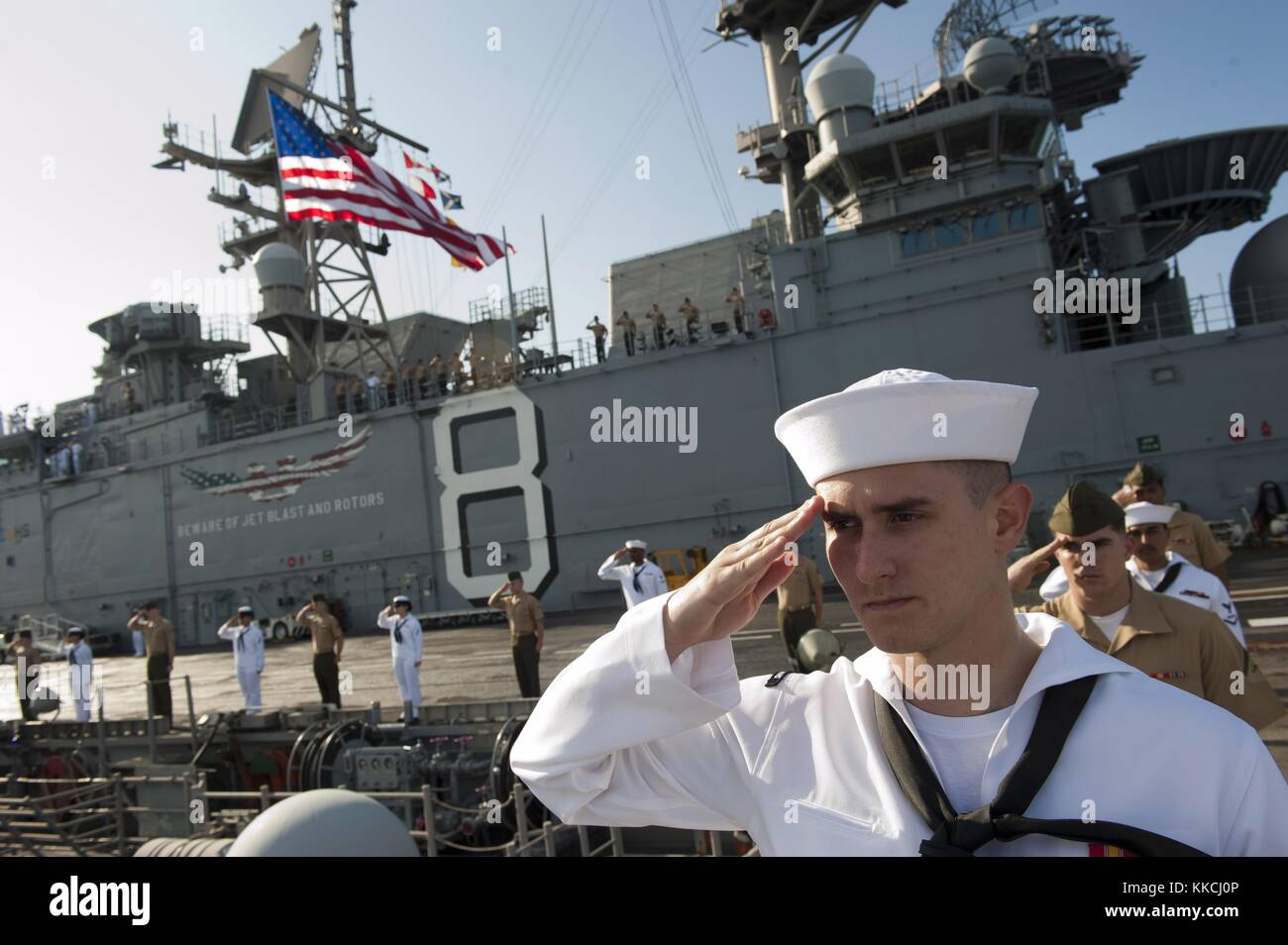 Marinai e marines rendere un omaggio a mano come il multi-purpose Amphibious Assault nave USS makin island lhd 8 passa la USS Arizona Memorial, Pearl harbor, 2012. Immagine cortesia la comunicazione di massa specialista in seconda classe dominique pineiro/us navy. Foto Stock