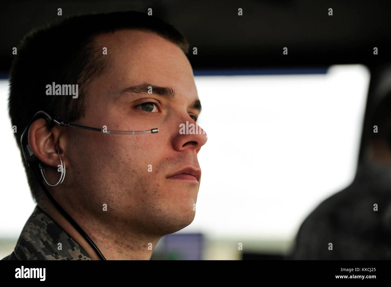 Il personale Sgt. Dylan Edney, 47th operazioni squadrone di supporto del controllo del traffico aereo guarda al supervisore controlla flightline attività durante un turno di mattina a Laughlin Air Force Base in Texas, 24 ottobre, 2017. Laughlin è il controllo del traffico aereo torre è presidiata da cinque posizioni--l'orologio al supervisore il supervisore dei battenti, dati di volo, il controllo a terra e controllo locale. (U.S. Air Force/Airman 1. Classe Benjamin N. Valmoja) Foto Stock