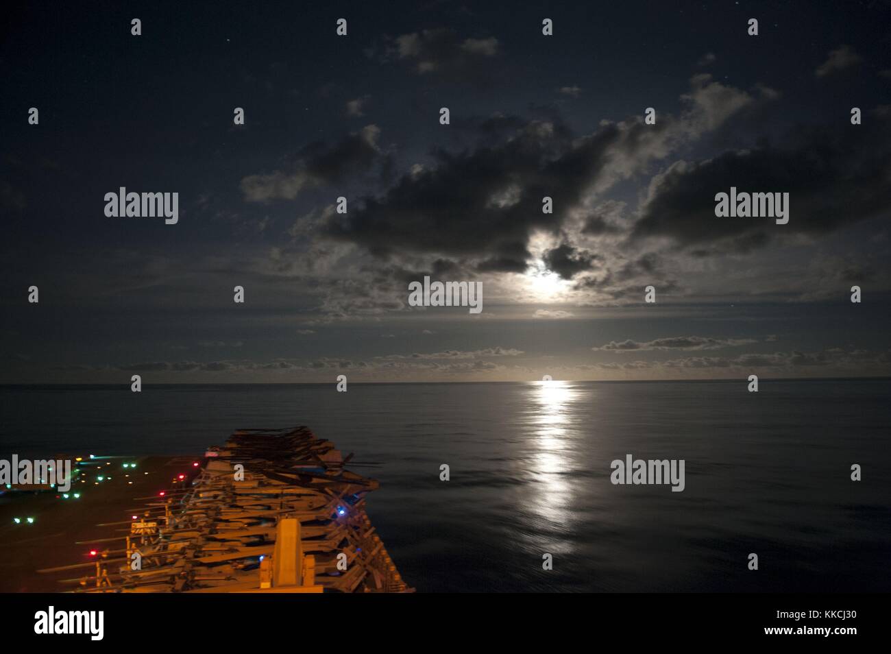 L'assalto anfibio nave USS makin island lhd 8 transita l'oceano pacifico sotto la luce di una luna piena, oceano pacifico, 2012. Immagine cortesia la comunicazione di massa specialista apprendista marinaio daniel j. pareti/us navy. Foto Stock